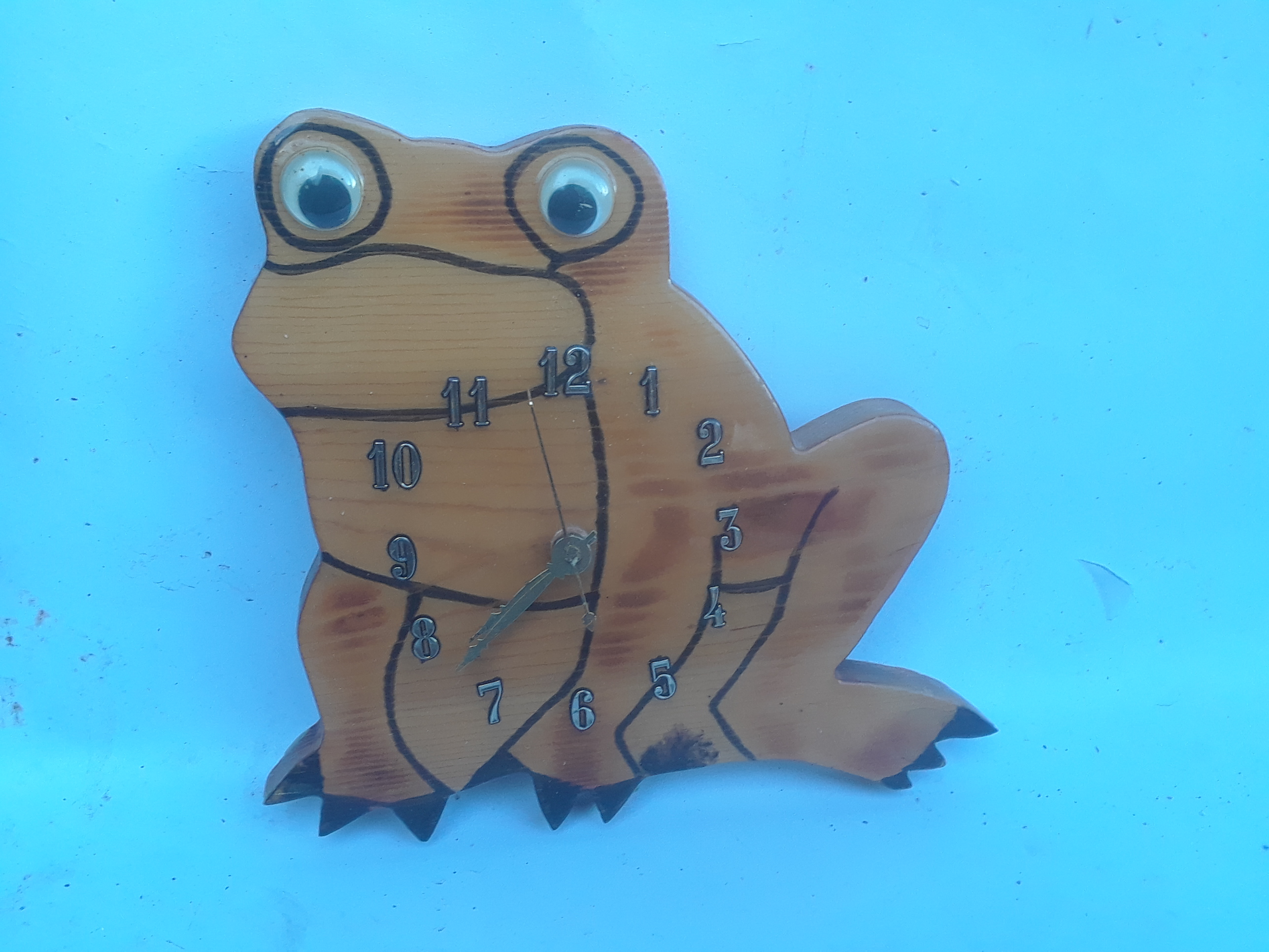 Wood frog clock