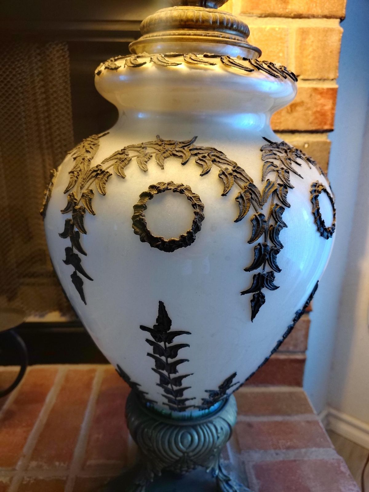 Table Lamp with Leaf Accents